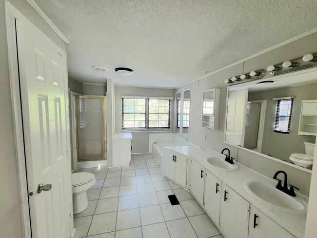 Building Photo - Stunning 3-bedroom, 2-bathroom home locate...