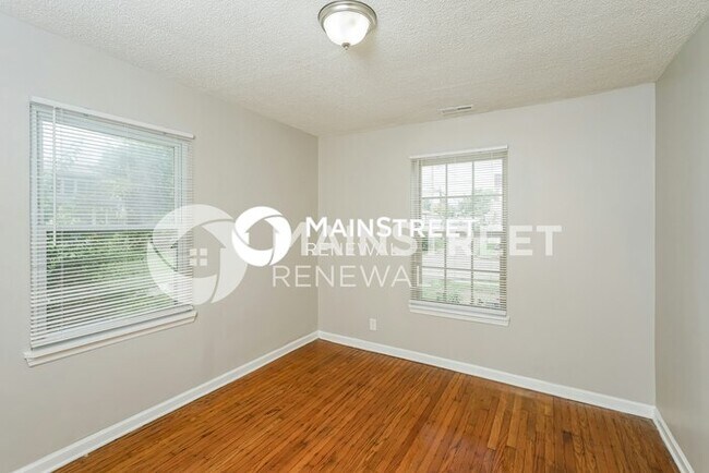 Building Photo - 3 Bedroom Pet-Friendly Home in Louisville, KY with Main Street Renewal