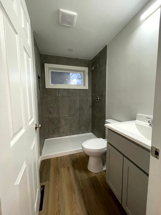 Building Photo - 7350 Beech Ave