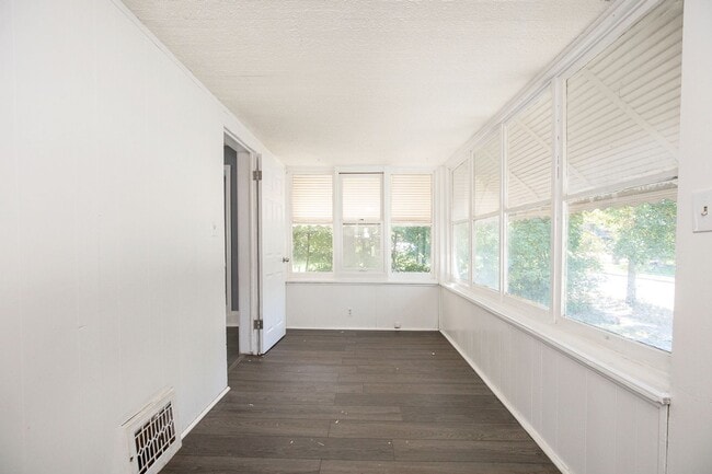 Building Photo - 2 BED 1 BATH SINGLE FAMILY HOME IN EUCLID!