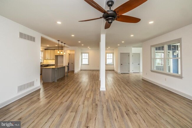 Building Photo - 411 James St