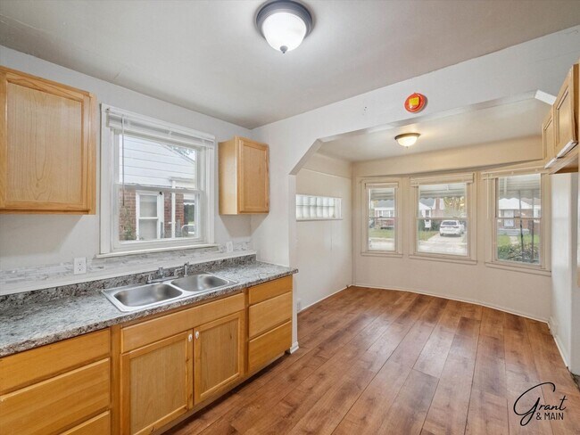 Building Photo - 3 bedroom  1.5 bath bungalow - $1200