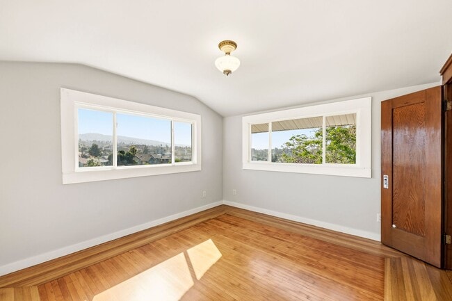 Building Photo - Classic 3bed/2bath Home Near Lake Merritt with Fresh Updates