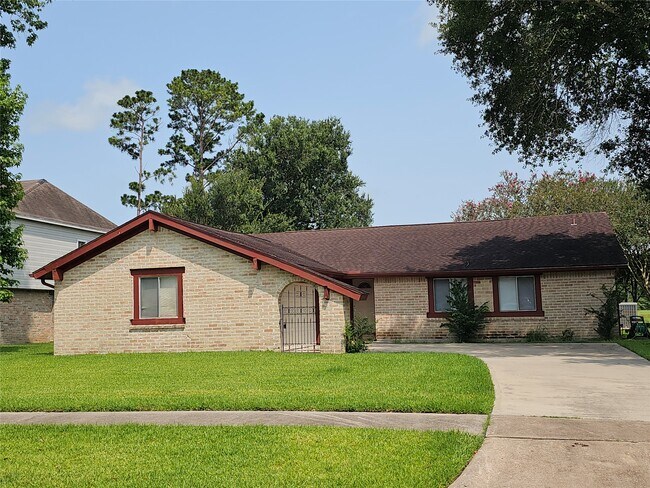 Building Photo - 221 Palm Aire Dr