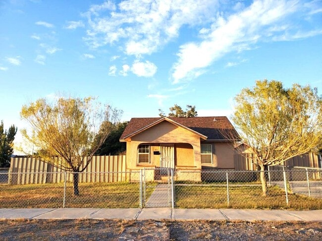 Building Photo - 911 W Hendricks St