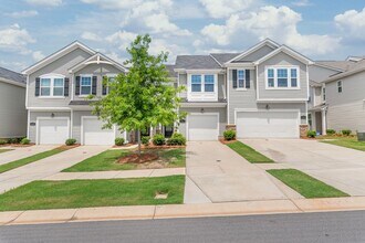 Building Photo - Like-New Townhome in Pristine, Move-In Ready Condition
