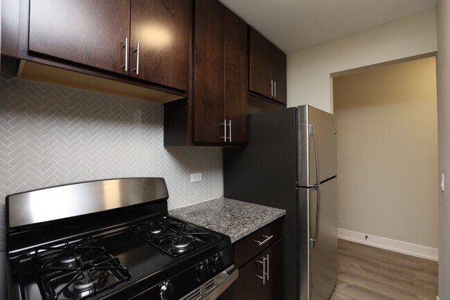 Building Photo - 533 W Surf St