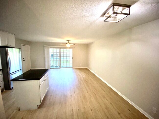 Building Photo - 102 N Lakeside Dr