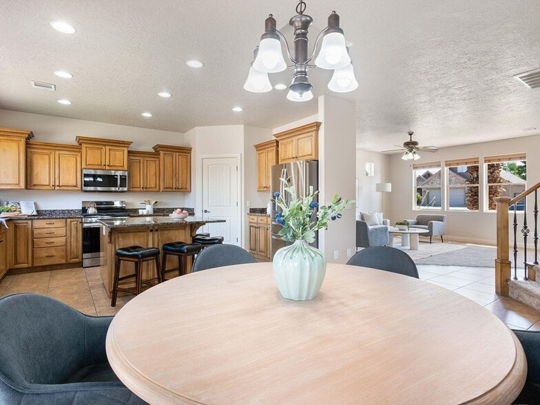 Building Photo - 935 Crooked Creek Dr