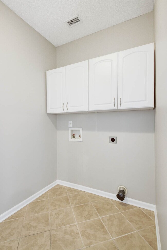 Building Photo - 6040 Fieldstone Cir