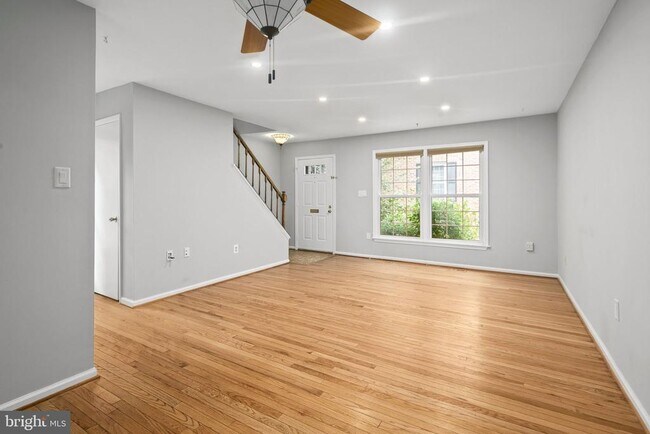 Building Photo - 2514 S Walter Reed Dr