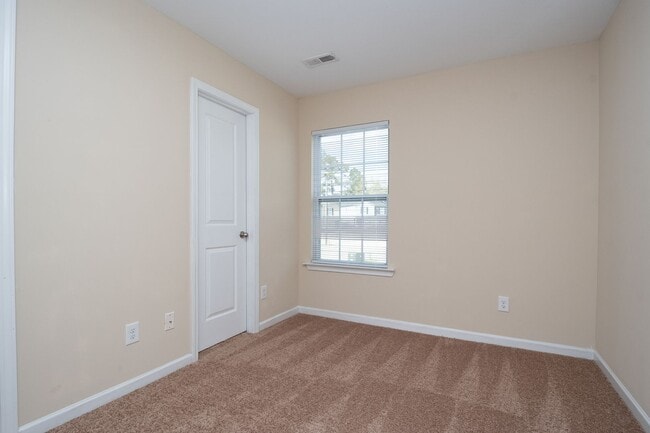 Building Photo - 3 bedroom 2.5  bath