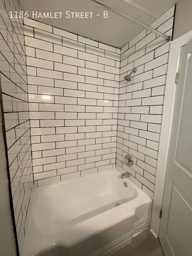 Building Photo - 1186 Hamlet St