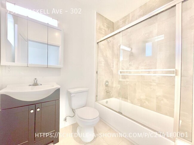 Building Photo - Beautiful newly remodeled modern top-floor...