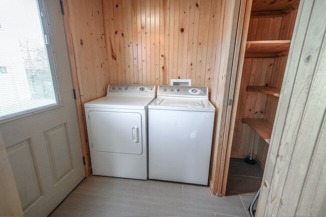 Building Photo - 1123 E 7th St