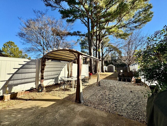 Building Photo - 3-Bedroom Townhome Ready 03-03-25! Updated...