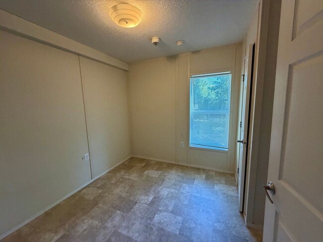 Building Photo - 3 bedroom 2 bath