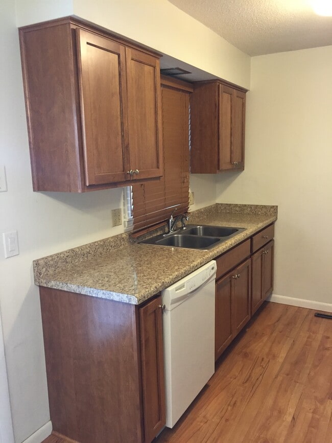 Building Photo - Gorgeous 2 Bedroom, 1.25 Bath Townhouse near UIHC