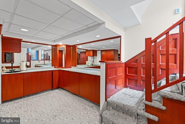 Building Photo - 130 Sayre Dr