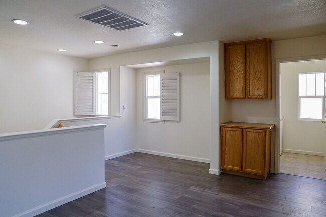 Building Photo - Beautiful and Spacious Home with Three Bedrooms Amazing Loft & Bonus Room!