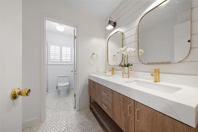 Building Photo - 12707 Trail Hollow Dr