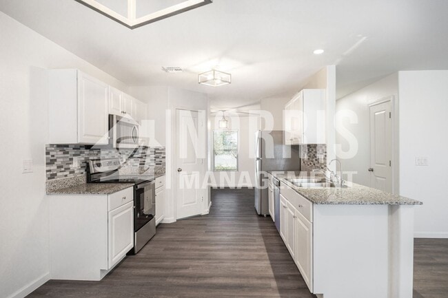 Building Photo - Beautiful Large Home Very Close to Freeway