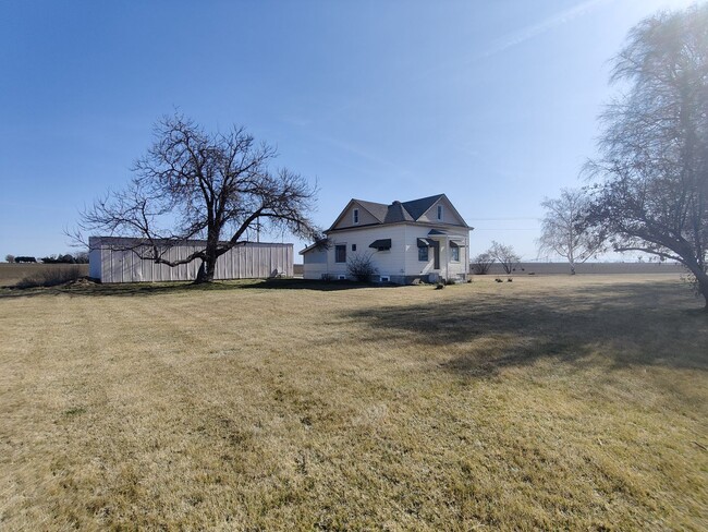 Building Photo - Large country setting home North of Pasco