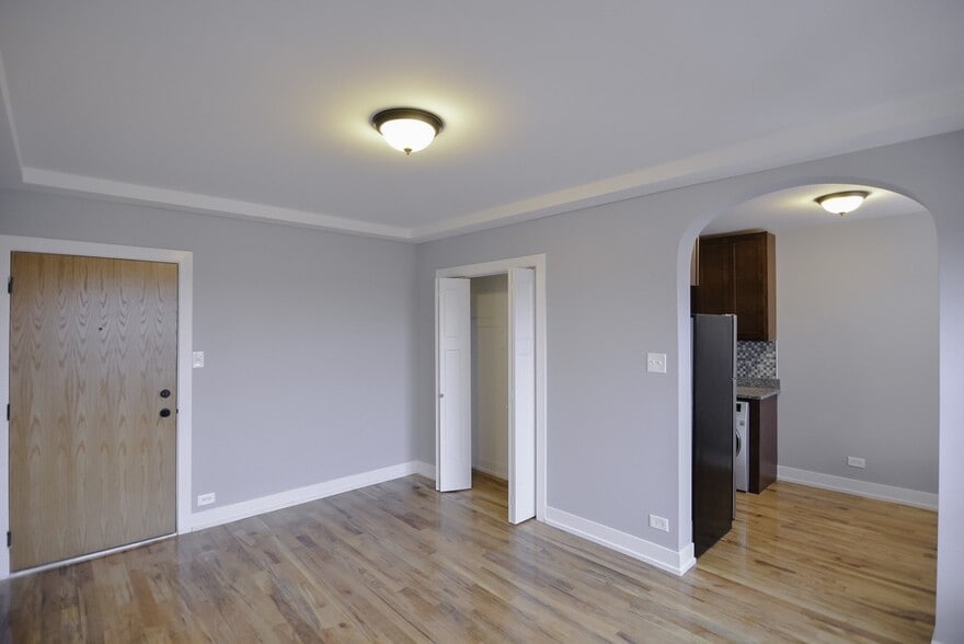 Building Photo - 555 W Arlington