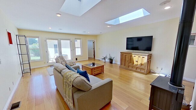 Building Photo - Amazing and Spacious 3 bed / 2 bath home! ...