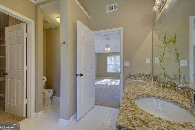 Building Photo - 2820 Northcliff Dr