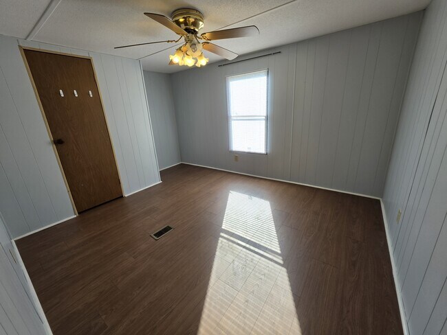 Building Photo - 105 Colonial Ct