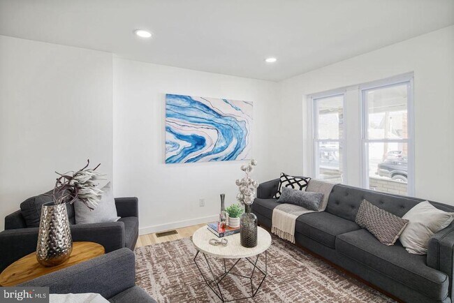 Building Photo - 320 Iona Ave