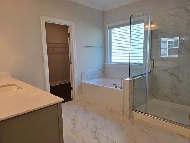 Building Photo - 4 spacious bedrooms and 3 full bathrooms along with guest suite. 1st floor primary and secondary ...
