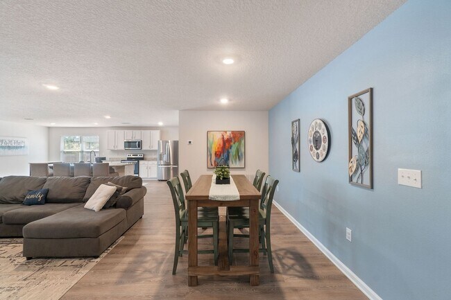 Building Photo - Gorgeous and Spacious 5/3 Home with Commun...
