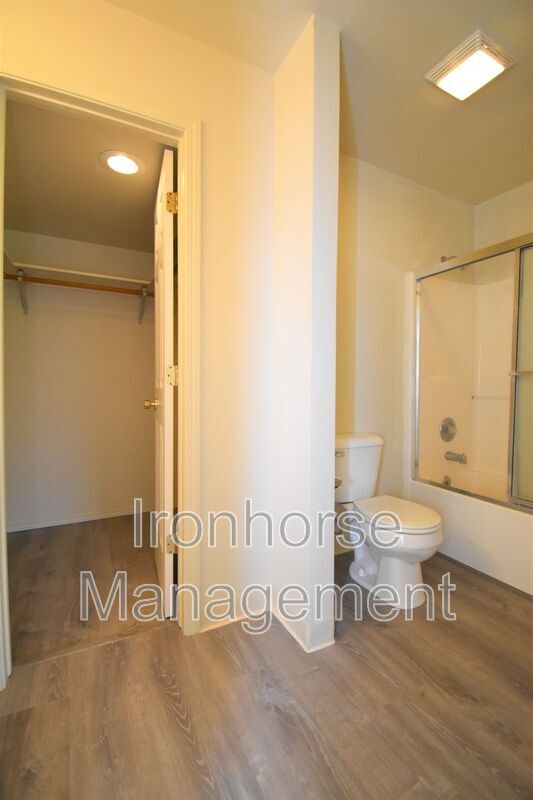 Building Photo - 509 Hunters Way