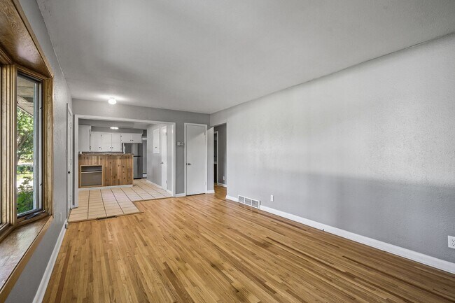 Building Photo - Gorgeous Shoreview House 3BR 1 Bath  Available Early May!