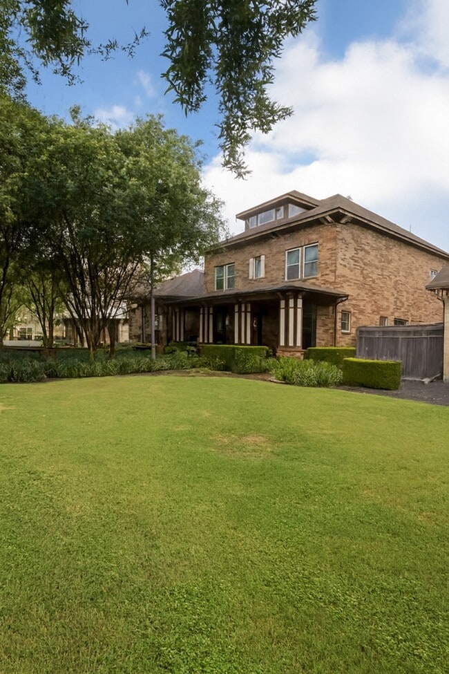 Building Photo - 907 Arden Oaks Dr