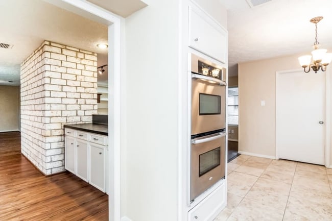 Building Photo - 10123 Sagerock Dr