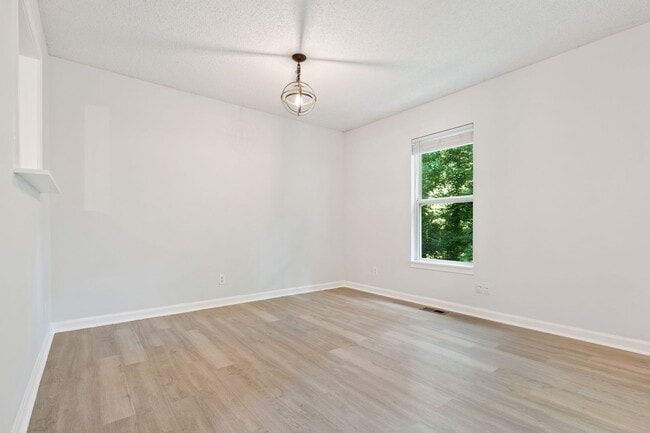 Building Photo - Nicely Remodeled 3 Bedroom House on Cul-de-Sac with Walkout Basement!
