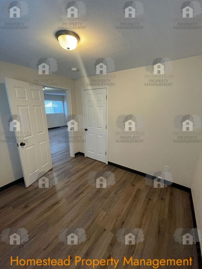 Building Photo - 595