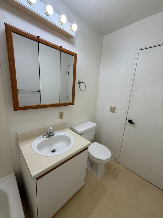 Building Photo - 2 BD, 1 BA Apartment Nestled Back on a Culd-de-Sac