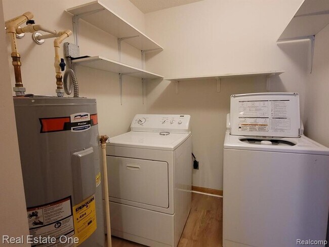 Building Photo - 15815 Lakeside Dr