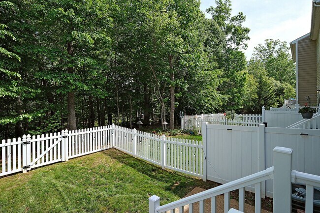 Building Photo - Pet-Friendly Dunlora Forest Townhome With Fenced Yard