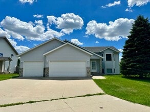 Building Photo - Comfortable 4 Bedroom with Garage & Fenced Yard for Rent!