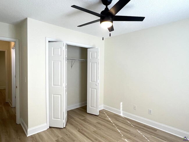 Building Photo - 134 Stone Brooke Dr