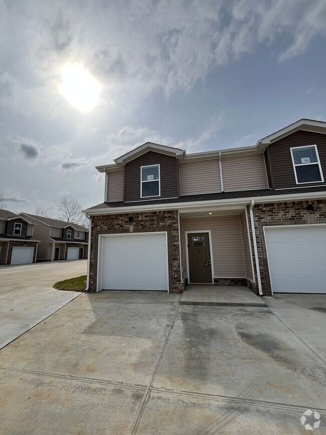 Building Photo - Charming 2-Bedroom Townhome with Modern Co...