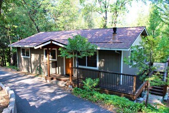 Building Photo - Gorgeous Fully Furnished 3 Bedroom Home Ne...