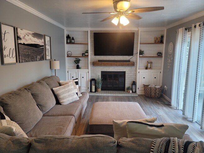 Building Photo - 1012 Meadowview Pl