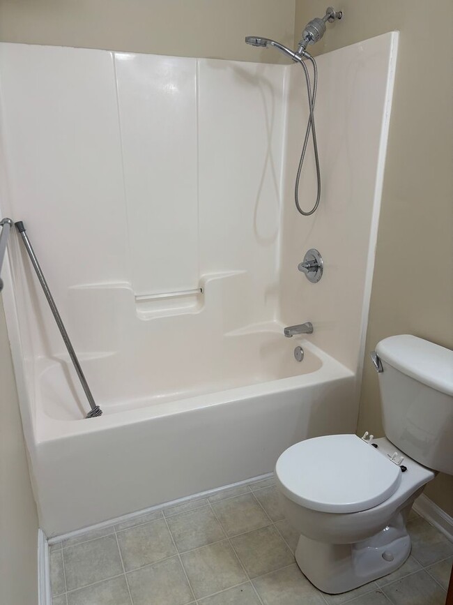 Building Photo - 2 BEDROOM 2 1/2 BATH TOWN HOME