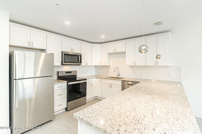 Building Photo - 1635 Par St NE